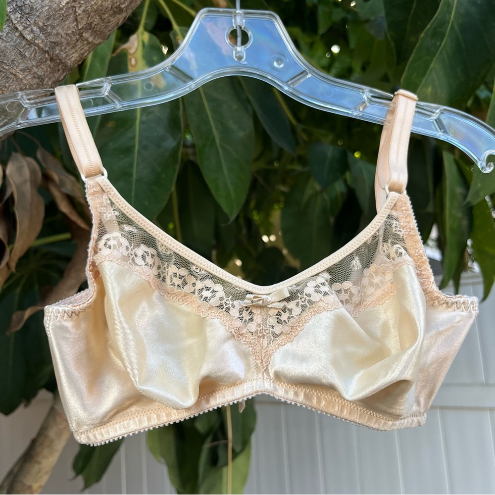 Vintage Warner’s Cream / Nude Bra with Lace Detailing